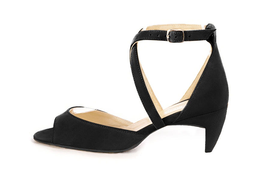Women's matt black elegant sandals closed at the back with crossed straps. Square toe. Medium comma heels - Profile view